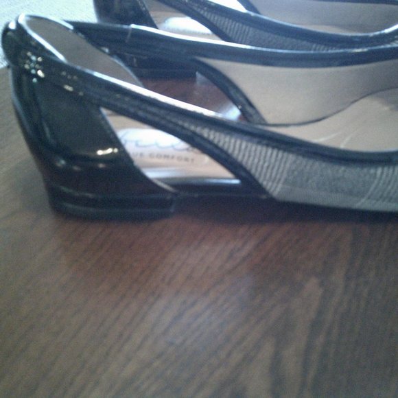NWOT Abella Plaid Pointed-Toe Flats (7M) - Picture 4 of 7
